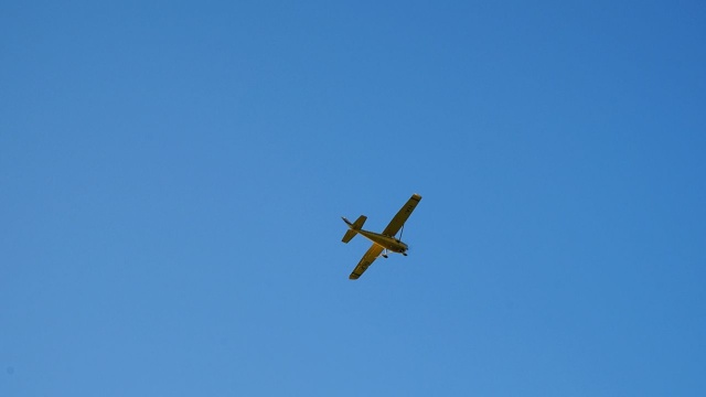 Nie żyje pilot dwupłatowej awionetki, której zaginiecie zgłoszono wczoraj około godziny 19.30 w gminie Sławno. Policja wszczęła poszukiwania samolotu.