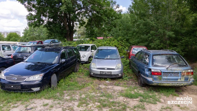 Wraki samochodów zalegają na ulicy Dąbskiej w Szczecinie - alarmują nasi słuchacze.