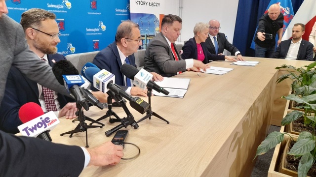 Jest porozumienie w sprawie dostępu do plaży i zabytków w Świnoujściu. Samorządowi udało się wypracować ze Spółką GAZ - SYSTEM kompromis odnośnie do chwilowych rozwiązań, umożliwiających przemieszczanie mieszkańców i turystów w rejonie plaży na prawobrzeżu.
