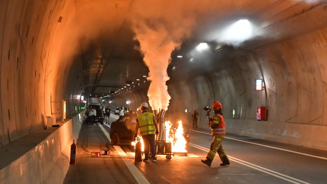 W płomieniach stanęła osobówka, która zderzyła się z autobusem - to ostatnie ćwiczenia, jakie zostały przeprowadzone w tunelu przed jego otwarciem. Przetestowano systemy bezpieczeństwa i skoordynowanie pracy służb w województwie.
