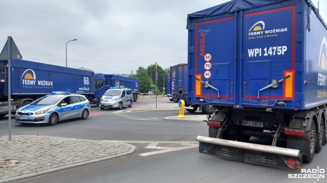 Kilkanaście ciężarówek blokuje przejazd ulicą Wschodnią i IV Dywizji Wojska Polskiego w Kołobrzegu. Pojazdy zostały oznakowane i zaparkowane tak, by uniemożliwić przejazd.