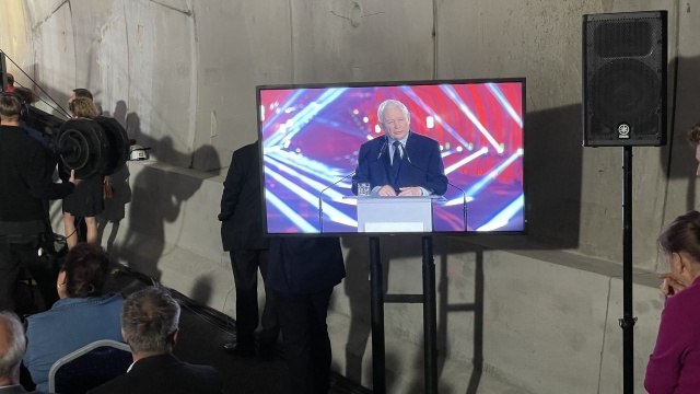 O rozwiązanie problemu mieszkańców prawobrzeża Świnoujścia apeluje do rządu prezydent Świnoujścia Janusz Żmurkiewicz. Mówił o tym podczas przemówienia w trakcie otwarcia tunelu pod Świną.
