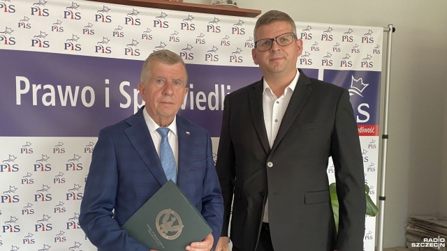 Czy politycy Platformy Obywatelskiej chcieliby zburzyć mur i pozwolić zalać Polskę nielegalnymi imigrantami - o to pyta poseł PiS Michał Jach, przewodniczący Komisji Obrony Narodowej.