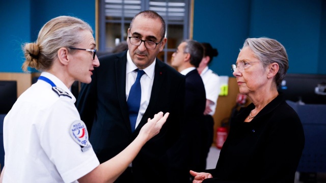 Francuska premier Elisabeth Borne potępiła atak na rodzinę mera, do którego doszło w nocy podczas zamieszek na obrzeżach Paryża.
