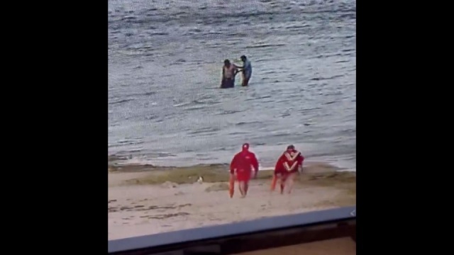 Kompletnie pijani chcieli się kąpać w Bałtyku na niestrzeżonym odcinku plaży - ośmiosekundowy filmik ku przestrodze opublikowali WOPR-owcy z Międzyzdrojów na swoim facebookowym profilu.