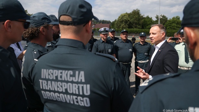 Zróbmy wszystko, aby to były bezpieczne wakacje na drogach - apelował w Morawicy koło Krakowa Andrzej Duda.