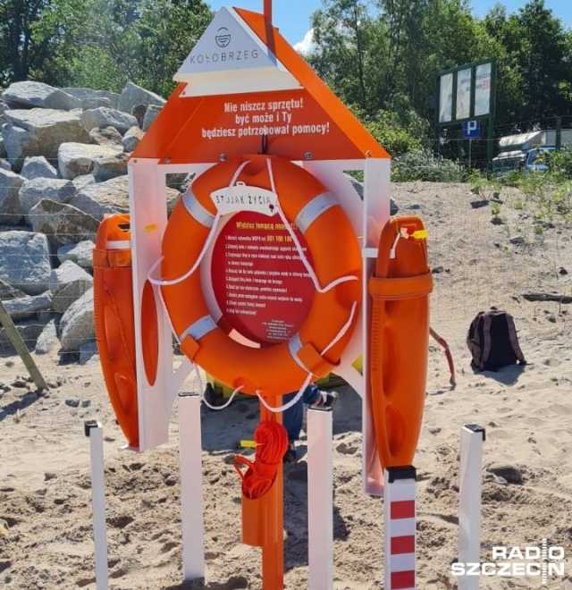 Stojaki życia to kolejna nowość na kołobrzeskiej plaży - mają poprawić bezpieczeństwo na tych odcinkach wybrzeża, na których nie stacjonują ratownicy.