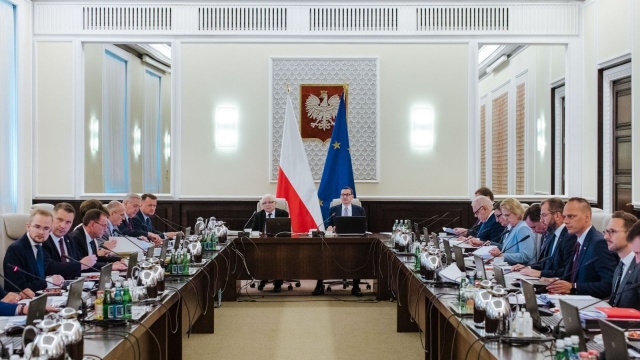 Rzecznik rządu Piotr Mueller powiedział, że parlamentarna większość nie pozwoli na odwołanie ministra obrony narodowej, Mariusza Błaszczaka.
