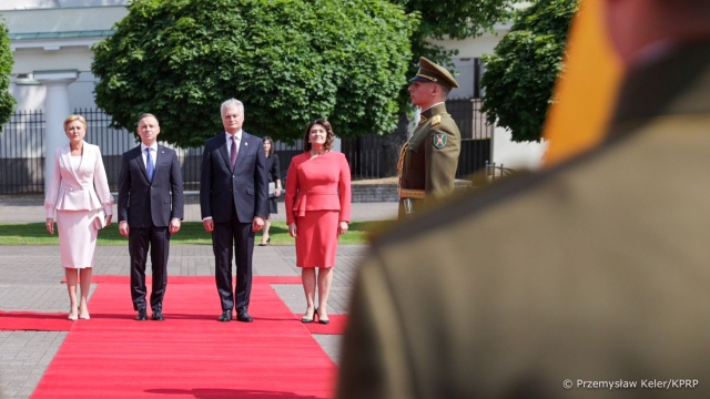 Kwestie bezpieczeństwa i nadchodzący szczyt NATO w Wilnie były głównymi tematami rozmów prezydentów Polski i Litwy. Andrzej Duda rozpoczął trzydniową wizytę w litewskiej stolicy.