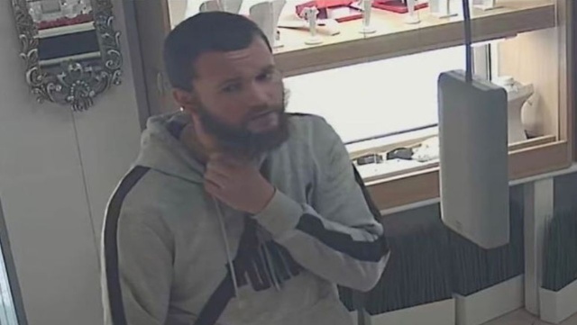 Ukradł biżuterię, poszukuje go policja. Funkcjonariusze z Koszalina publikują wizerunek podejrzanego i proszą o pomoc w jego identyfikacji.