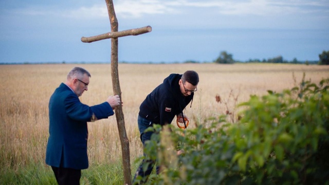 Premier Mateusz Morawiecki oddał hołd pamięci ofiarom Rzezi Wołyńskiej w nieistniejącej wsi Ostrówki, której mieszkańcy zostali wymordowani przez oddziały UPA oraz okoliczną ludność ukraińską. Premier przyjechał tam o świcie.