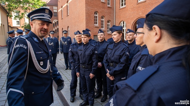 33 policjantów: jedenaście kobiet i dwudziestu dwóch mężczyzn złożyło ślubowanie na dziedzińcu Komendy Wojewódzkiej Policji w Szczecinie.