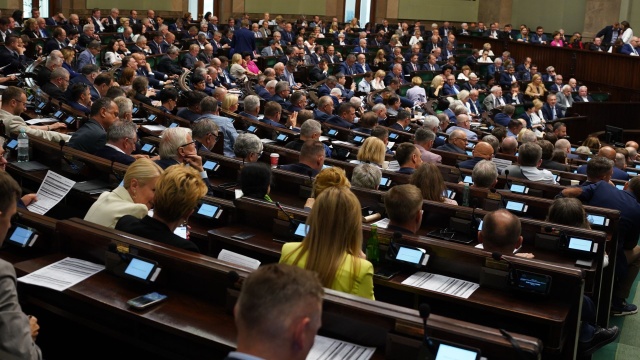 Sejm przyjął projekt ustawy, który przewiduje podniesienie świadczenia na dziecko z 500 do 800 złotych.