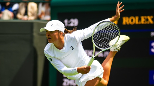 Liderka światowego rankingu tenisistek Iga Świątek awansowała do czwartej rundy wielkoszlemowego turnieju na trawiastych kortach Wimbledonu.
