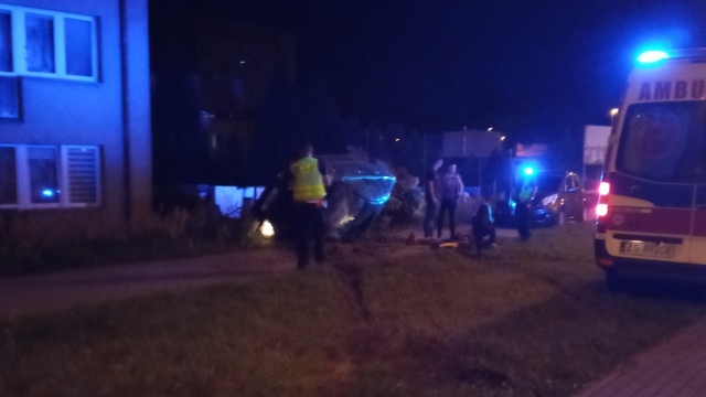 Samochód osobowy dachował na ulicy Rugiańskiej w Szczecinie. Do zdarzenia doszło w nocy.