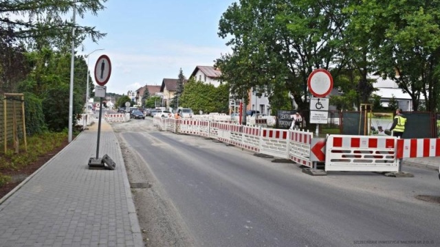 To już końcówka prac na Modrej i Koralowej w Szczecinie. W przyszłym tygodniu położona zostanie warstwa ścieralna nawierzchni, wykonane zostaną również wjazdy do posesji. Zamontowane zostaną elementy małej architektury.