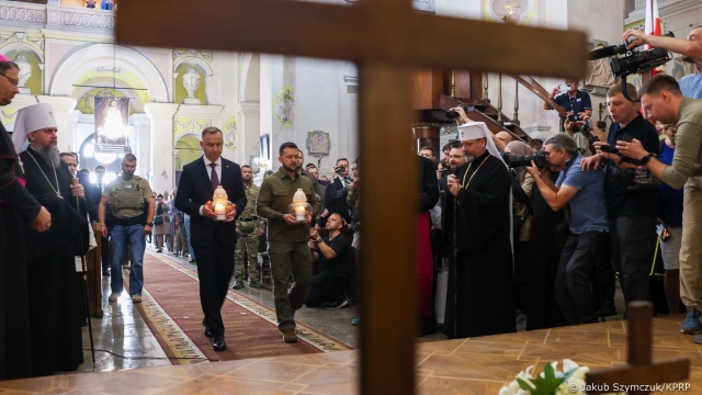 Prezydenci Polski i Ukrainy oddali hołd ofiarom rzezi wołyńskiej. Razem oddajemy hołd wszystkim niewinnym ofiarom Wołynia - napisano w komunikacie zamieszczonym przez kancelarię polskiego prezydenta. Prezydenci Andrzej Duda i Wołodymyr Zełenski wzięli udział w modlitwie ekumenicznej w katedrze w Łucku.