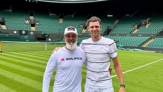 Nie udało się sprawić niespodzianki - Hubert Hurkacz przegrywa z Novakiem Djokoviciem w czwartej rundzie Wimbledonu i odpada z turnieju.