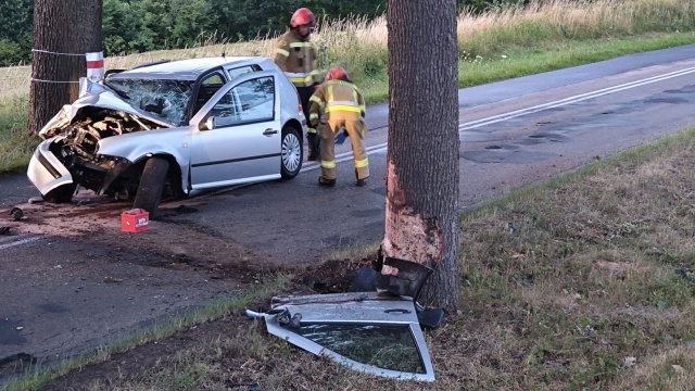 Na łuku drogi straciła panowanie nad autem i uderzyła w drzewo - do zdarzenia doszło w poniedziałek wieczorem na drodze wojewódzkiej numer 173 w pobliżu miejscowości Zarańsko w powiecie drawskim.