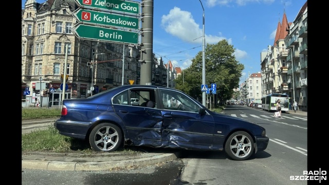 Kolizja na placu Kościuszki w Szczecinie. Uszkodzony samochód osobowy blokuje obecnie przejazd ulicą Krzywoustego w kierunku Turzyna.