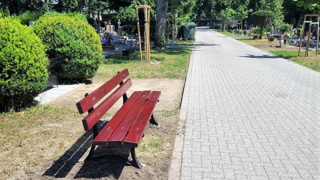 30 tysięcy złotych kosztowały nowe ławki, które stanęły na cmentarzu w Stargardzie przy ul. Kościuszki.