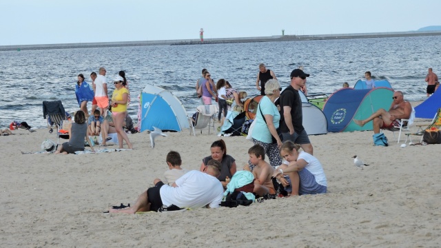 33 stopnie Celsjusza, to szczytowa temperatura, jaką synoptycy zapowiadają w najbliższy weekend nad morzem. Dla jednych to doskonałe warunki do wypoczynku, dla innych niebezpieczeństwo. Specjaliści ostrzegają - uważajmy na przegrzanie i oparzenia słoneczne.