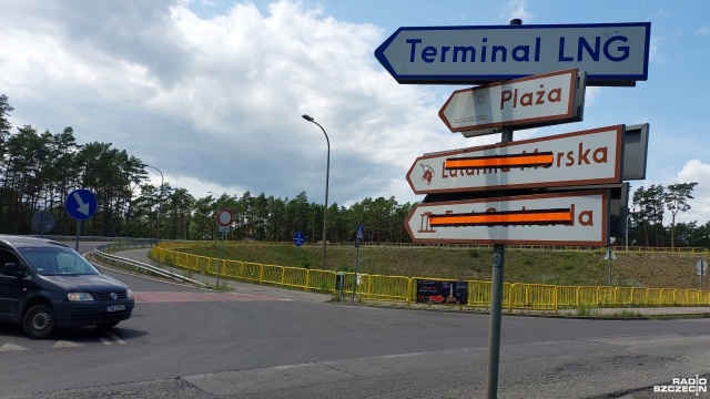 To pierwszy krok ku lepszemu - a mowa o udostępnieniu fragmentu, zamkniętej od kwietnia ulicy Ku Morzu w Świnoujściu. Mieszkańcy i turyści, choć dalej bezpośredniego wejścia na zamkniętą ulicę nie mają, mogą dostać się do leśnego duktu, który bezpiecznie poprowadzi ich do plaży w sąsiedniej dzielnicy.