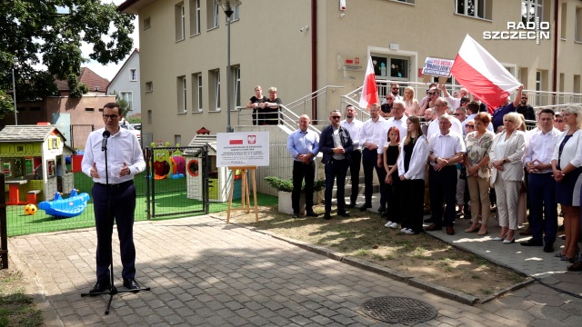 W przyszłym roku powstanie kolejnych 500 żłobków w całej Polsce - zapewnił premier podczas wizyty w Łobzie. To właśnie w tej gminie niedawno otwarto pierwszy publiczny żłobek, który powstał z rządowym dofinansowaniem. To właśnie m.in. dzięki budowie żłobków mamy rekordowo niskie bezrobocie w Polsce na poziomie 2,7, bowiem rodzice mogą spokojnie iść do pracy i mają gdzie zostawić swoje dzieci - zaznaczył Mateusz Morawiecki.