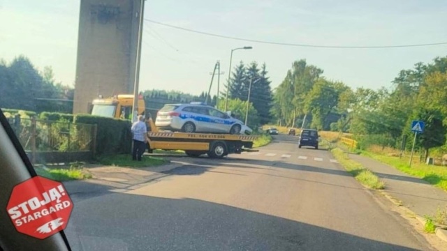 Auto osobowe policji wjechało w słup energetyczny w miejscowości Podańsko. Do zdarzenia doszło o poranku pod Goleniowem.
