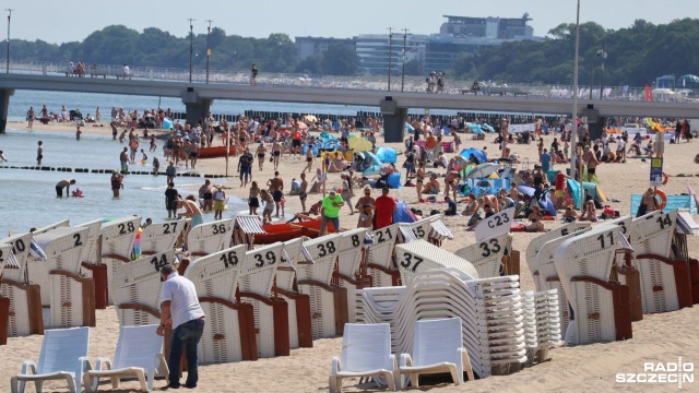 Temperatura powyżej 30 stopni Celsjusza i pełne słońce - taka pogoda zachęca do plażowania. W panujące upały należy jednak pamiętać o bezpieczeństwie.