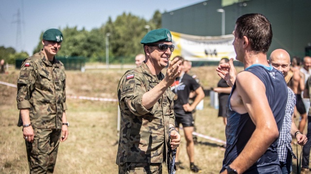 Ponad 230 uczestników przez sześć kilometrów wzięło udział w biegu z przeszkodami. Biegli w 30-stopniowym upale i - dali radę.