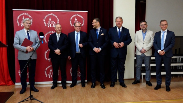 Rada przejrzystości Agencji Oceny Technologii Medycznych i Taryfikacji obraduje w poniedziałek w Szczecinie. Eksperci spotkali się na Pomorskim Uniwersytecie Medycznym w Szczecinie. To jednostka, która wydaje opinie dla ministerstwa zdrowia między innymi a temat programów lekowych o refundacji medykamentów.