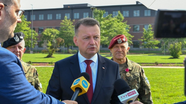 Minister obrony Mariusz Błaszczak wziął udział w Stanach Zjednoczonych w uroczystym przekazaniu obowiązków zastępcy dowódcy V Korpusu Sił Lądowych US Army generałowi Maciejowi Jabłońskiemu.