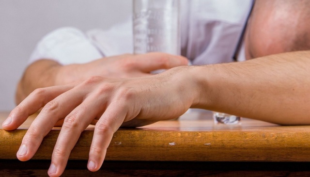 Rosyjscy żołnierze nadużywają alkoholu - napisali dziennikarze portalu Wiorstka. Z przeprowadzonego przez nich śledztwa wynika, że codziennie sądy w regionach graniczących z Ukrainą rozpatrują sprawy z udziałem pijanych wojskowych.