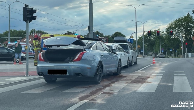 Wypadek na Wojska Polskiego w Szczecinie. Na skrzyżowaniu z ul. Traugutta zderzyły się trzy samochody. Jedna osoba jest poszkodowana.