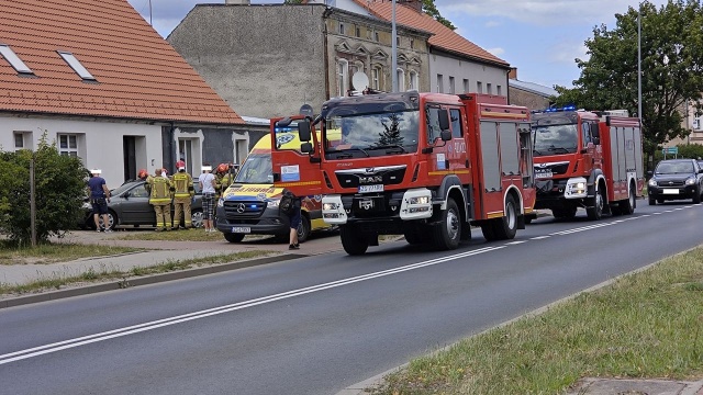 Samochód osobowy uderzył w budynek. Do wypadku doszło w Drawsku Pomorskim przed godz. 15.