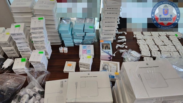 Podrobione akcesoria do telefonów komórkowych przejęła szczecińska policja. Były sprzedawane w sklepie w centrum miasta.