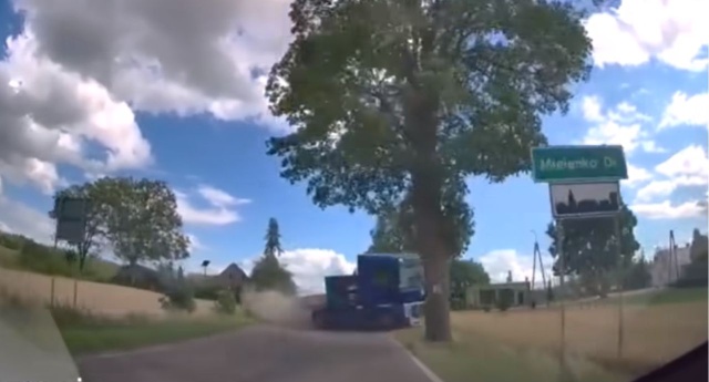 To kilka sekund, które mrożą krew w żyłach. Ciężarówka jedzie drogą wojewódzką nr 175, nagle w jej bok uderza osobówka. Po uderzeniu rozpędzona ciężarówka zjeżdża na pole.