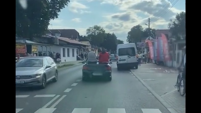 Kabriolet, opuszczony dach, a pasażerowie zamiast na siedzeniach siedzą na karoserii - to obrazek z jednej z ulic Międzywodzia.