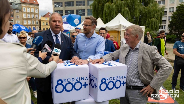 W Szczecinie podczas Jarmarku Jakubowego ruszył pierwszy w regionie piknik rodzinny, w trakcie którego można poznać szczegóły programu Rodzina 800, który wejdzie w życie od 1 stycznia 2024 roku.