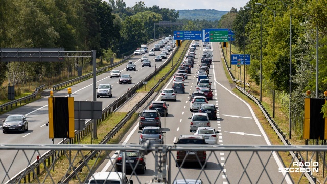 Natężenie ruchu na drogach naszego regionu podczas wakacji będzie jednym z tematów niedzielnego wydania Lata Kierowców. Na głównych drogach naszego województwa liczba pojazdów zwiększa się trzykrotnie w stosunku do pozostałych miesięcy.