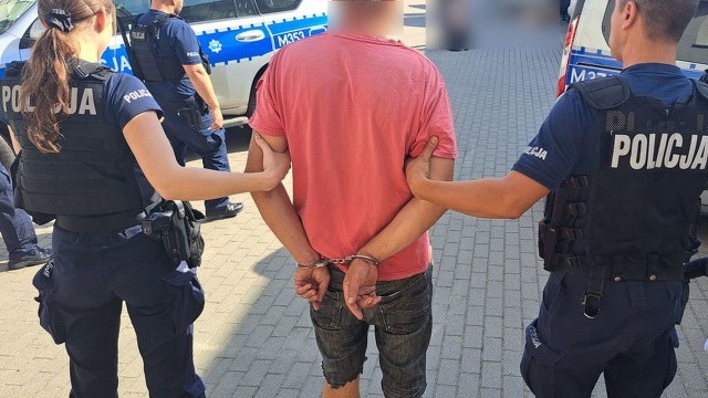 Pościgiem i użyciem broni przez policjantów skończyła się poranna kontrola trzeźwości w Małym Płocku pod Kolnem na Podlasiu.