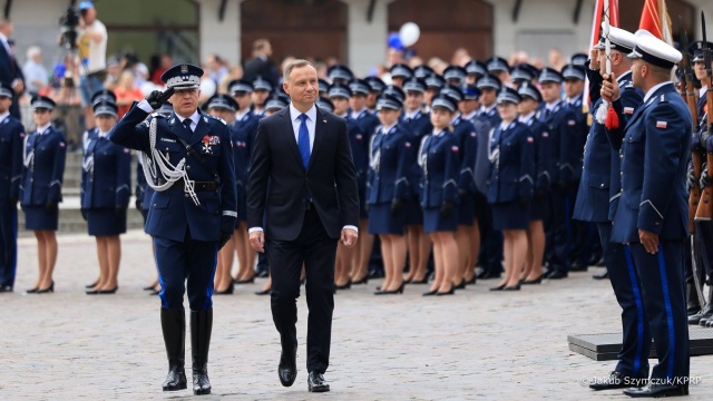 Prezydent Andrzej Duda powiedział podczas obchodów Święta Policji na Placu Zamkowym w Warszawie, że zawsze będzie stał przy rzetelnych funkcjonariuszach i funkcjonariuszkach wykonujących odpowiedzialnie swoją służbę.