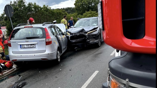 Dwoje dzieci zostało poszkodowanych w wypadku drodze krajowej nr 93 w Świnoujściu. Na ulicy Karsiborskiej przed godziną 16. zderzyły się dwa auta osobowe.