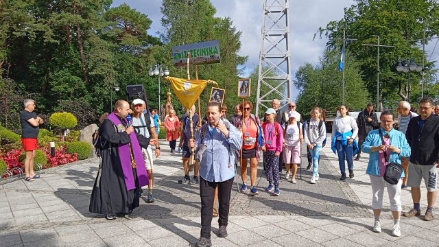 Około 40 osób wyruszyło we wtorek z nadmorskiego Pustkowa w Szczecińskiej Pieszej Pielgrzymce na Jasną Górę.