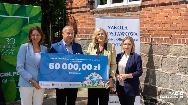 17 czeków przekazali dziś przedstawiciele Wojewódzkiego Funduszu Ochrony Środowiska na utworzenie tzw. ekopracowni.