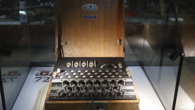 Enigma, czyli z greckiego po prostu zagadka - taką nazwę nosiła niemiecka maszyna szyfrująca, do której złamania przyczynili się polscy kryptolodzy. W kołobrzeskim Muzeum Oręża Polskiego właśnie wyeksponowano oryginalny zabytek pochodzący z lat trzydziestych XX wieku.