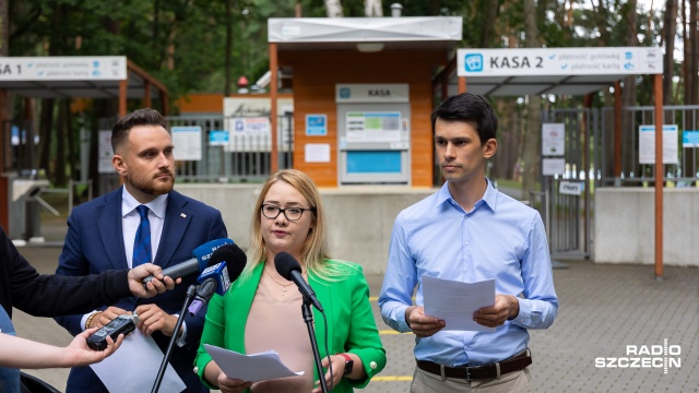 Platforma Obywatelska wraz z prezydentem Szczecina Piotrem Krzystkiem cały czas podnoszą opłaty w mieście - informują radni Prawa i Sprawiedliwości. W środę stanęli przed szczecińską Arkonką i argumentowali, że ceny na miejskie kąpieliska są zbyt wysokie.