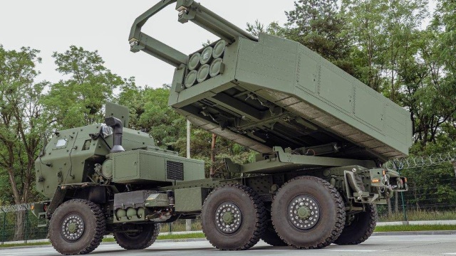 W Toruniu powstanie Akademii HIMARS. Jednostka, działająca w ramach Centrum Szkolenia Artylerii i Uzbrojenia będzie służyć szkoleniu i doskonaleniu umiejętności żołnierzy w obsłudze mobilnych zestawów rakietowych.