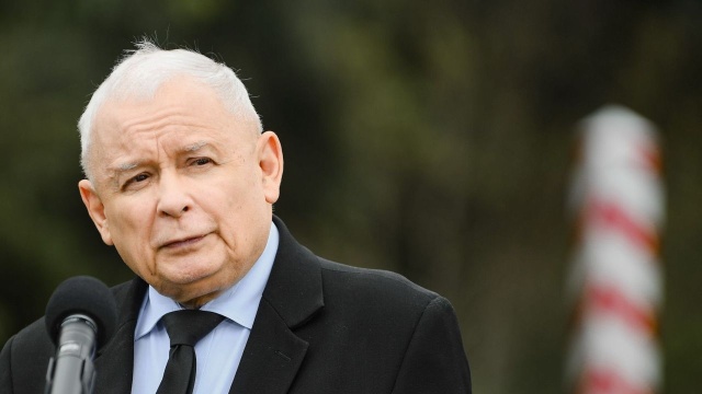 Wicepremier Jarosław Kaczyński powiedział, że płot wzdłuż wschodniej granicy będzie rozbudowany, obejmie wszystkie miejsca, gdzie nie ma rzeki Bug i innych przeszkód wodnych. Dodał, że sama rzeka Bug także zostanie dodatkowo zabezpieczona.